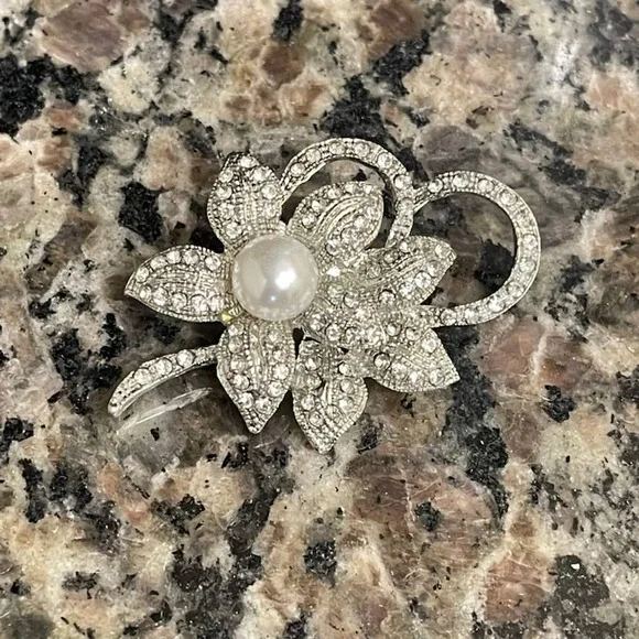 NWT Elegant Faux Pearl Brooch Luxury Embellished Fashion Flower Pin - Picture 6 of 8
